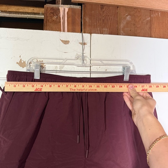 American Eagle 5.5” 24/7 Trekker Short Burgundy FLEX Size Large NWT Cargo - Picture 3 of 9